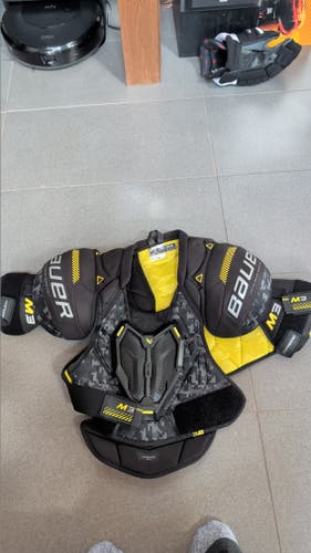 Large Senior Bauer Supreme M3 Shoulder Pads (Used)