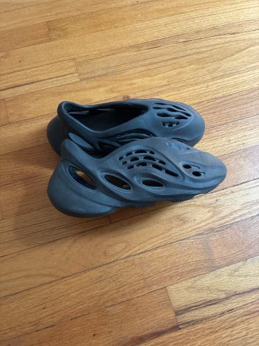 Black Unisex 5K (Toddler) Youth Adidas Yeezy Foam Runner Shoes (Used)