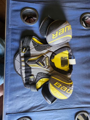 Medium Junior Bauer Supreme S150 Shoulder Pads (Used)