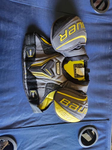 Small Junior Bauer Supreme S150 Shoulder Pads (Used)