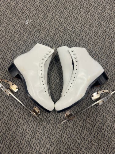 Riedell Figure Skates B Adult 8 (New) BOOT only (comes with used blades)