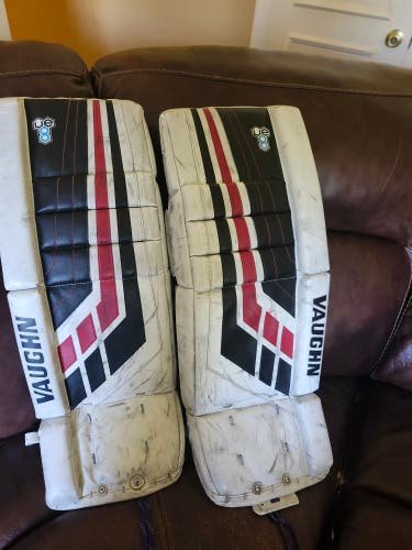 26" Vaughn Velocity VE8 Goalie Leg Pads (Used)