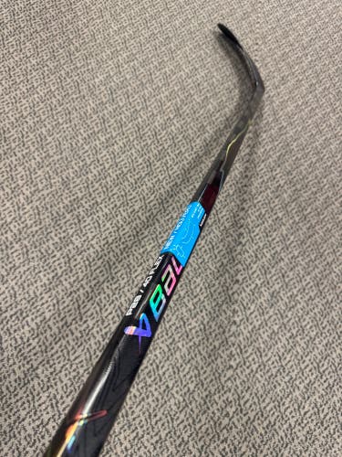 Junior BLACK Bauer Vapor Flylite Right Handed Hockey Stick P28 40 Flex (New)