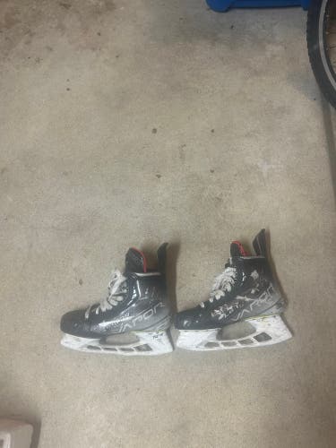 2021 Bauer Vapor Hyperlite Hockey Skates 9.5 (Used)