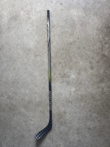 Senior Bauer Vapor Hyperlite 2 Right Handed Hockey Stick P28 65 Flex (Used)
