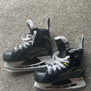 Black 2024 Bauer Supreme M40 Hockey Skates Regular Width 13.5 (Used)