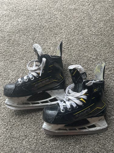 Black 2024 Bauer Supreme M40 Hockey Skates Regular Width 13.5 (Used)