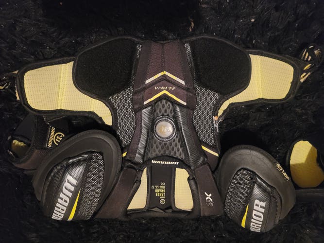 Men's Large Junior Warrior Shoulder Pads (Used)