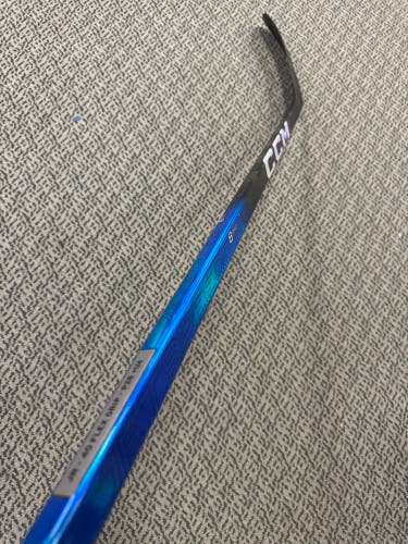Junior Blue CCM JetSpeed FT8 Pro Right Handed Hockey Stick P28+1/4 40 Flex (New)