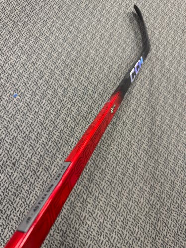 Junior Red CCM JetSpeed FT8 Pro Right Handed Hockey Stick P28+1/4 40 Flex (New)