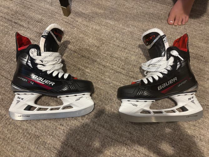 Black Bauer Vapor X4 Hockey Skates Regular Width Size 5 (New)
