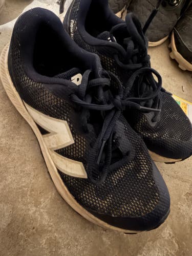 Unisex 2.5Y (Big Kids / Youth) Youth New Balance Shoes (Used)