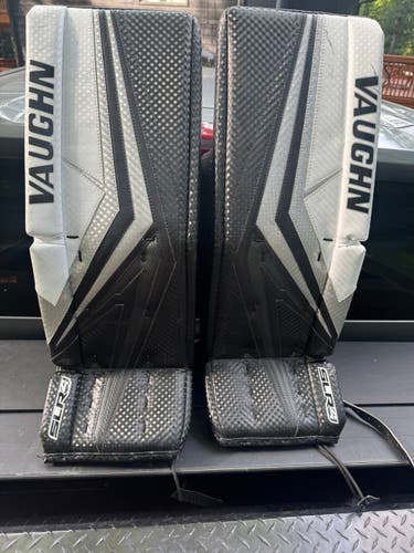 31" Vaughn SLR4 Pro Carbon Goalie Leg Pads (Used)