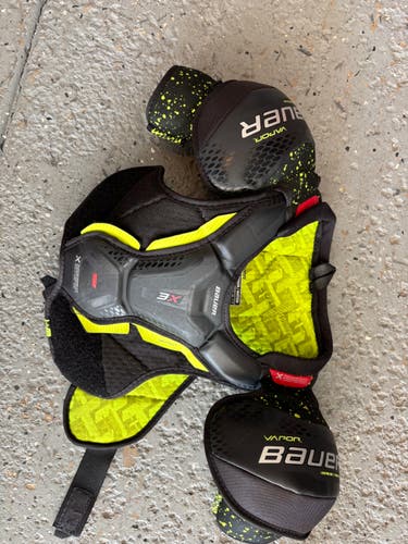Medium Junior Bauer Vapor 3X Shoulder Pads (Used)