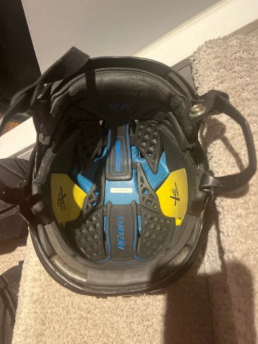 Medium Bauer Re-Akt 95 Helmet (Used)