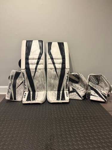 34" True L12.2 Regular Goalie Full Set (Used) 2 Gloves 1 Blocker