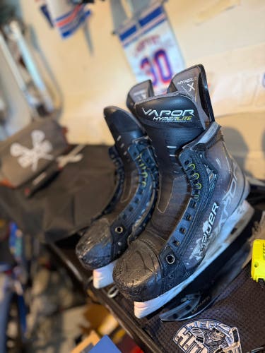 Black/Gray 2021 Bauer Vapor Hyperlite Hockey Skates Regular Width Pro Stock Size 5.5 (Used)