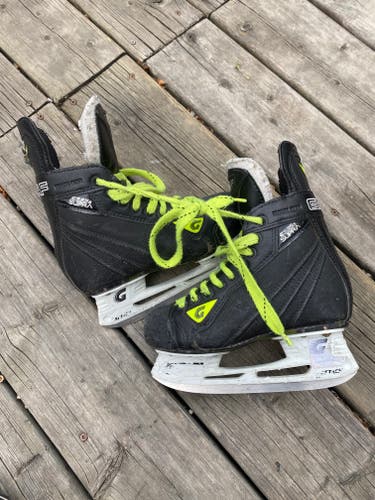 Graf Hockey Skates Size 1 (Used)