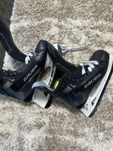 Black 2023 Bauer Vapor Hyperlite 2 Hockey Skates Wide Width Pro Stock 8.5 (New)