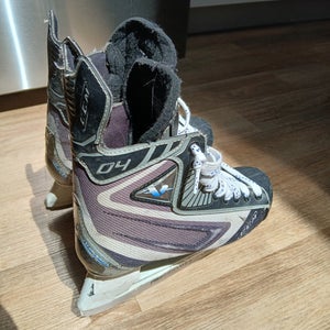 Black/White CCM Vector 04 Hockey Skates Regular Width Size 5 (Used)