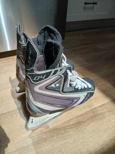 Black/White CCM Vector 04 Hockey Skates Regular Width Size 5 (Used)