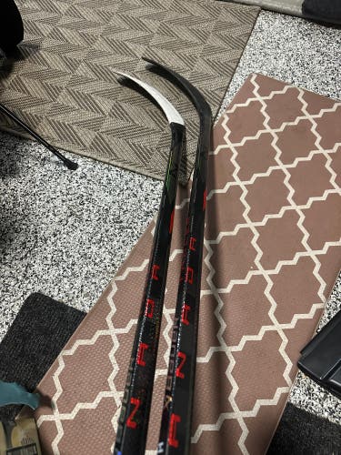 Bundle of 2 Bauer Vapor Hyperlite 2 Right Handed Hockey Stick Mid Pattern 55 Flex very lightly used