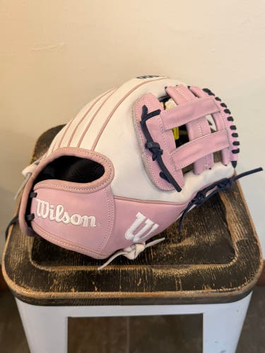 NWT Wilson A2000 Fastpitch Softball Glove 12.75" *RHT
