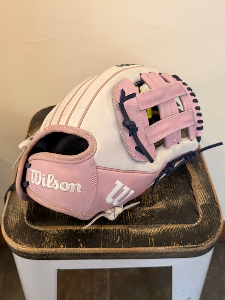 NWT Wilson A2000 Fastpitch Softball Glove 12.75" *RHT