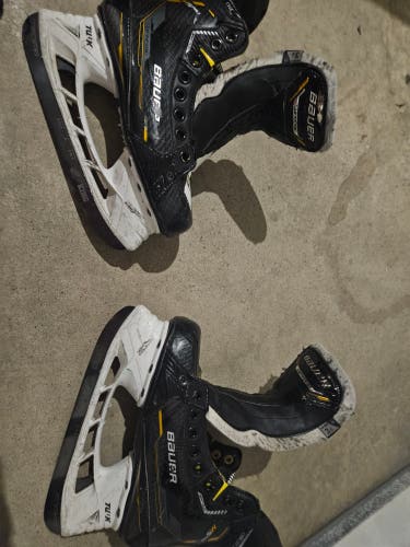 Black/Yellow 2022 Bauer Supreme M5 Pro Hockey Skates Regular Width Size 3.5 (Used)