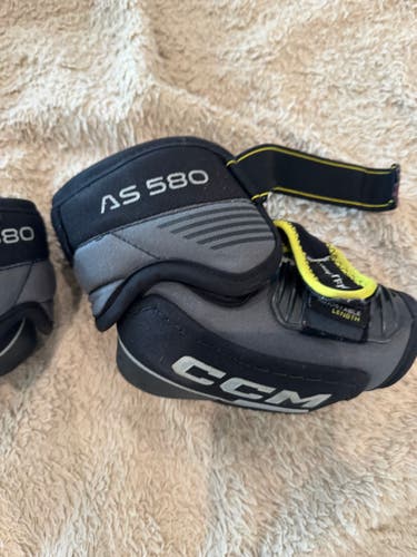 Junior Medium CCM Tacks AS 580 Elbow Pads (Used)