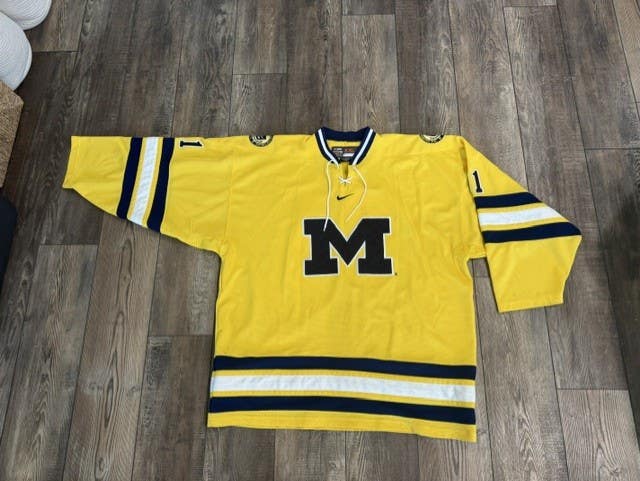 Michigan Hockey Jersey sz XXL