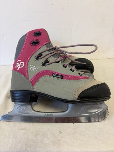CCM Figure Skates B Adult 4 (Used)