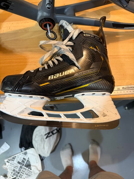 2022 Bauer Supreme M5 Pro Hockey Skates Regular Width 10 (Used)