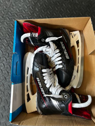 2023 Bauer Vapor X4 Hockey Skates Regular Width 8 (New)