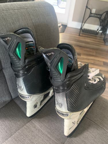 Green 2023 Bauer Vapor Hyperlite 2 Hockey Skates Regular Width Pro Stock Size 6.5 (Used)