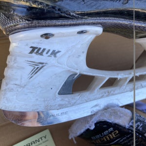 Bauer Supreme S29 Hockey Skates Regular Width Size 1.5 with new 212mm Steel