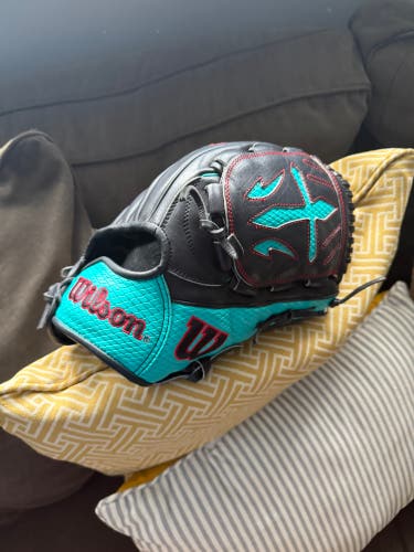 2024 Wilson A2000 RH Pitcher's Baseball Glove 12" (New)