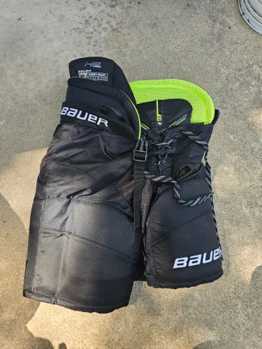 Junior Large Bauer HP Pro Hockey Pants (Used)