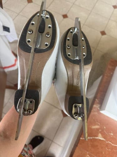 Jackson Ultima Elle Figure Skates Junior 2 R (Used)