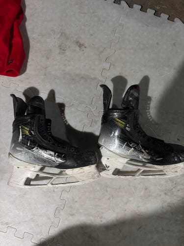 Black/Yellow 2023 Bauer Vapor Hyperlite 2 Hockey Skates Wide Width 7.5 (Used)