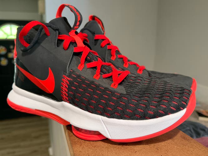 Men's Size M 11.0 (W 12.0) Nike Lebron witness 5 Shoes (Used)