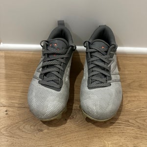 Gray Unisex Size M 7.5 (W 8.5) Youth New Balance Low Top Molded Cleats (Used)