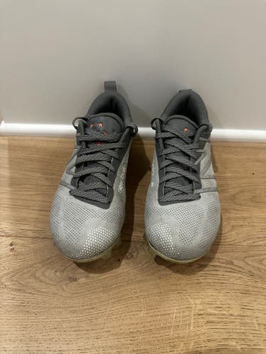Gray Unisex Size M 7.5 (W 8.5) Youth New Balance Low Top Molded Cleats (Used)