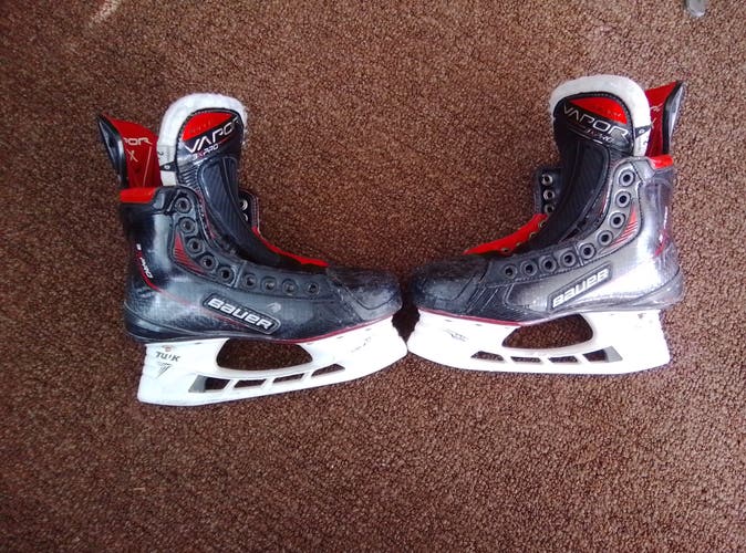 Black Bauer Vapor 3X Pro Hockey Skates Regular Width Size 2.5 (Used)
