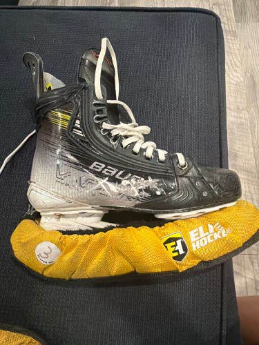Black 2023 Bauer Vapor Hyperlite 2 Hockey Skates Narrow Width Size 4 (Used)