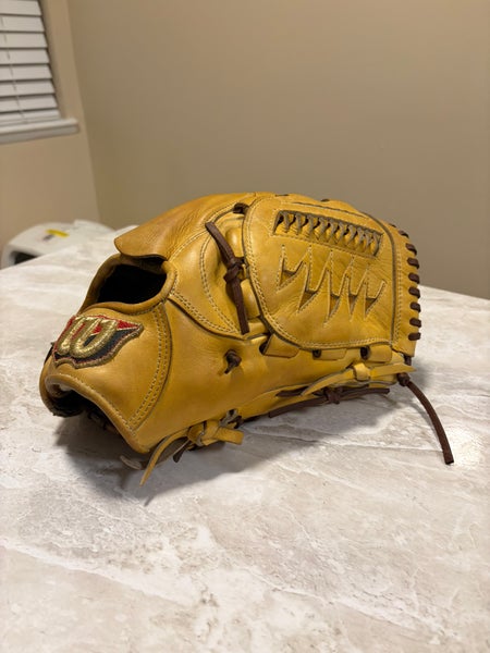 Wilson Japan Staff RHT Pitcher's Baseball Glove 11.75