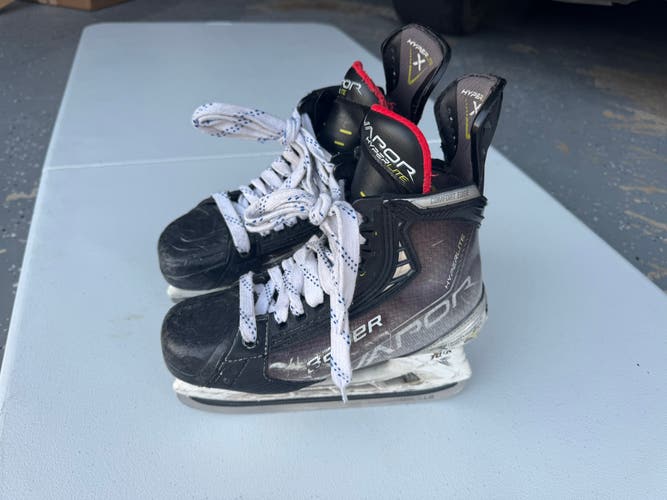 Black/White 2021 Bauer Vapor Hyperlite Hockey Skates Size 4 Fit 2 (Used) - Bauer TUUK Carbon Fiber