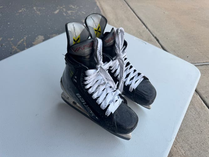 Black/White 2023 Bauer Vapor Hyperlite 2 Hockey Skates Size 5 Fit 1(Used) - FLY TI Steel