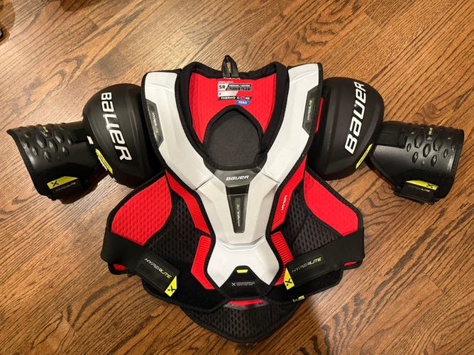 Medium Senior Bauer Vapor Hyperlite Shoulder Pads (Used)