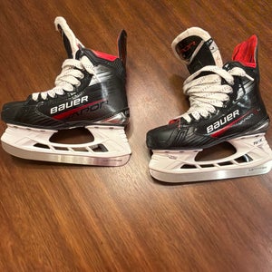 Black 2023 Bauer Vapor X4 Hockey Skates Size 4 (Used)